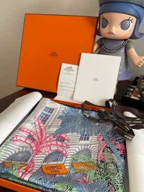 Giftable**Hermès Faubourg Tropical 90 cm Silk blue pink black flower botanical